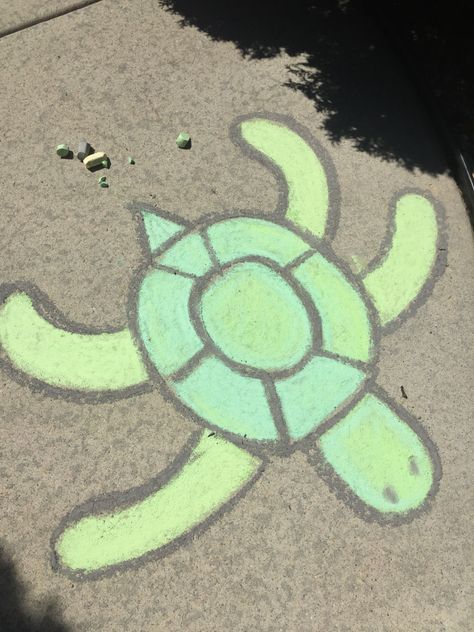 Cool Sidewalk Chalk Art Easy, Easy Sidewalk Chalk Art Ideas Disney, Chalk Drawings Aesthetic, Chalk Art Turtle, Cute Chalk Ideas Easy, Easy Chalk Drawings Ideas, Simple Chalk Drawings, Sidewalk Chalk Art Ideas Easy, Simple Chalk Art Sidewalk