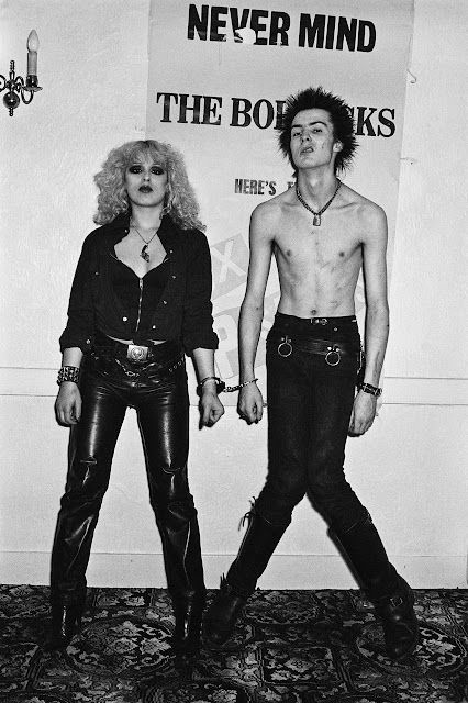 Sid Vicious Nancy, Nancy Spungen, Sid And Nancy, 70s Punk, Chelsea Hotel, Sid Vicious, Estilo Punk, Gas Mask, John Varvatos