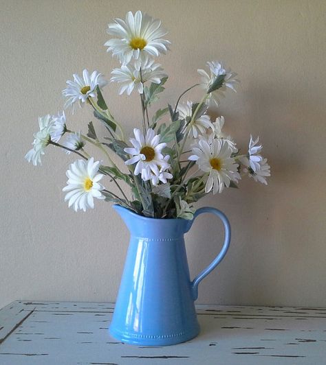 White Daisies in Blue Pitcher Vase Of Daisies, Flowers In Pitcher, Daisies In Vase, Daisy Arrangements, Magnolia Wedding Flowers, Daisies In A Vase, Daisy Kitchen, Eclectic Paintings, Daisy Decor