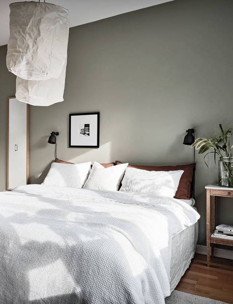 Cozy bedroom with a green wall - via Coco Lapine Design blog Green Bedroom Walls, Cozy Bedroom Colors, Rustic Bedroom Design, Coco Lapine Design, Sage Green Bedroom, Bedroom Wall Colors, 아파트 인테리어, Bedroom Color Schemes, Design Del Prodotto