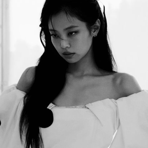 Jennie Kim Queen Crown, Cool Boy Image, Jen Videos, Jennie Kim Blackpink, Black Pink Instagram, Black And White Aesthetic, Blackpink Photos, I Love Girls, White Aesthetic