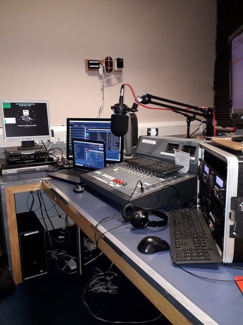 Radio Studio Aesthetic, Radio Jockey Aesthetic, Music Journalism, College Radio Station Aesthetic, Media Student Aesthetic, Broadcast Journalism Aesthetic, News Anchor Aesthetic, Journalism Student Aesthetic, Radio Aesthetic