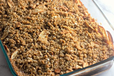 Double Crumb Apple Crisp - Mom Needs Chocolate Apple Crumble Topping, Classic Fall Desserts, Apple Crisp Topping, Easy Apple Crisp, Best Apple Crisp, Easy Apple Crisp Recipe, Bread Pudding With Apples, Apple Crisp Recipe, Apple Treat