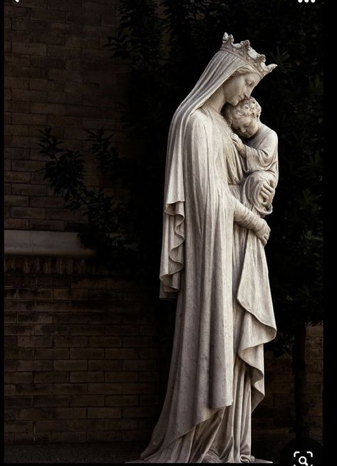 Blessed Mother Statue, Catholic Statues, Images Of Mary, Mary Statue, Queen Of Heaven, Catholic Images, Blessed Mother Mary, Biblical Art, Mary And Jesus