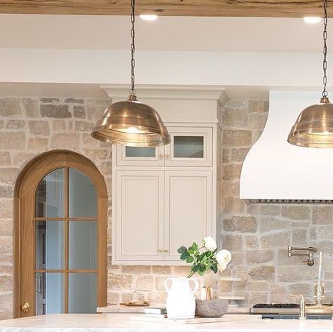 Maven Design Co. on Instagram: "Still in love with this showstopper.   Builder: @buildwithdavies  Designer: @designwithmaven  Photographer: @frasercreative.photo  Featured in: @uvparade   #designwithmaven #kitchendesign #kitchenstyle #luxeliving #backsplash" White Kitchen Cabinets Stone Backsplash, Stone Backsplash Behind Stove, German Smear Backsplash Kitchen, Natural Stone Kitchen Backsplash, Cobblestone Backsplash, Kitchen With Stone Backsplash, Stone Vent Hood, Kitchen Stone Backsplash, Natural Stone Backsplash Kitchen