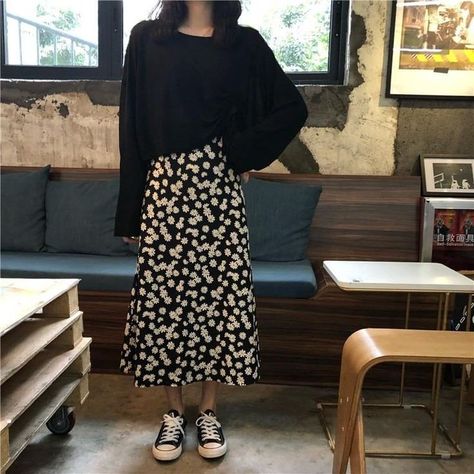 Flower Skirt Outfit, Long Chiffon Skirt, Long Skirt Fashion, Harajuku Women, Pleated Long Skirt, Flower Skirt, Summer Vintage, Vintage Floral Print, Moda Vintage