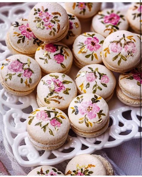 SECRETS OF A HOSTESS MAGAZINE on Instagram: “Lovely floral macarons by @sugardustandsprinkles!! 🌸🦋🌿🐝 • #cupcakes #sunday #delicious #teapot #teatime #tea #hightea #afternoontea…” Floral Macarons, Party Macarons, Macaron Decoration, Love Watercolor, Macaroon Recipes, Fancy Food, Tea Party Birthday, Bridal Shower Theme, Beautiful Food