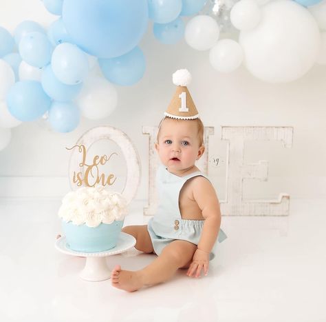 Cake Smash Inspiration, Cake Smash Outfit Boy, Cake Smash Props, 1st Birthday Balloons, 1st Birthday Photoshoot, Cake Smash Backdrop, Baby Boy Baptism, 1st Birthday Cake Smash, Wild One Birthday Party