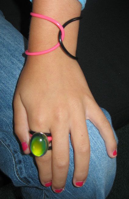 jelly bracelets - I was so excited when kids started wearing these again.. Then I remembered how old that makes me! Retro Things, Jelly Bracelets, Mood Rings, 80s Girl, 90s Memories, Mood Ring, Color Meanings, 90s Childhood, Northeast Ohio