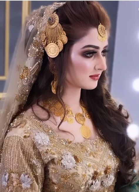 Bridal Makeup Videos, Pakistani Bridal Hairstyles, Bridal Mehndi Dresses, Afghani Clothes, Pakistani Bridal Makeup, Red Bridal Dress, Pakistani Bridal Jewelry, Bridal Makeup Images, Makeup Images