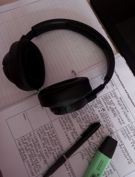 Studying With Headphones, Study With Headphones Aesthetic, Study Snaps Ideas, Jbl Headphones, Wearing Headphone, Cool Pictures For Wallpaper, Best Headphones, Black Headphones, College Girls