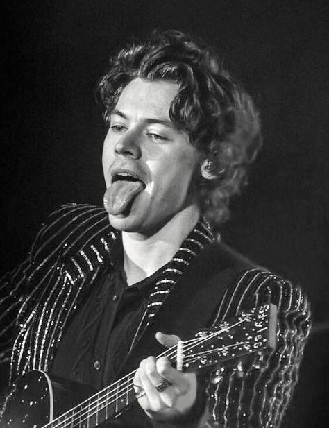 Holding A Guitar, Gambar One Direction, Harry Styles Aesthetic, Harry Styles Cute, Haikou, Belek, Harry Styles Wallpaper, Harry Styles Pictures, Harry Styles Photos