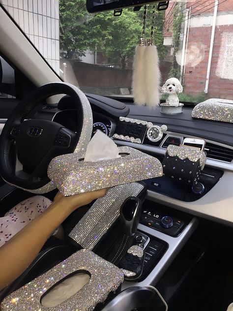 Auto Jeep, Diamond Car, Car Interior Diy, Bling Car Accessories, Corsa Classic, Girly Car Accessories, Car Deco, Interior Decoration Accessories, Cool Car Accessories