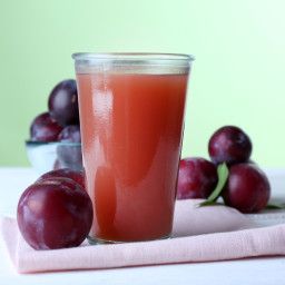 The pectin in apples and pears is a water-soluble fiber. Combined with the natural laxatives in plums, this drink works as a pretty powerful cleanse. - Cleansing Plum Juice Plum Juice, Plum Recipes, Detox Diet Plan, Juicer Recipes, Food Fantasy, Agua Fresca, Juice Recipe, Fresh Juice, Detox Recipes