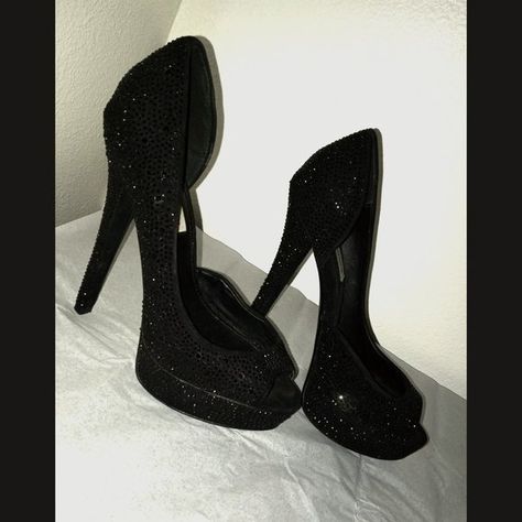 Steve Madden "Canaryy" Black Sparkly Heels Black Quince Heels, Black Glittery Heels, Black Prom Shoes, Quinceanera Heels, Quince Heels, Black Sparkle Heels, Black Closed Toe Heels, Prom Shoes Black, Wattpad Outfits