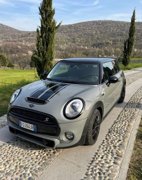 New Mini Cooper, Mini Cabrio, Cooper Car, Carros Vintage, Stylish Car, Prettiest Celebrities, Youtube Seo, Mini Copper, Mini Cooper Countryman