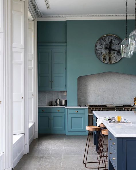 Farrow & Ball on Instagram: “With no less than eight huge windows, this kitchen is flooded with natural light.  #OvalRoomBlue, the most blackened of our blues, creates…” Memes Nursing, Wood Cupboards, Kitchen Trends 2021, Dix Blue, Nursing Pictures, Farrow Bal, Top Kitchen Trends, Oval Room Blue, Light Blue Paints