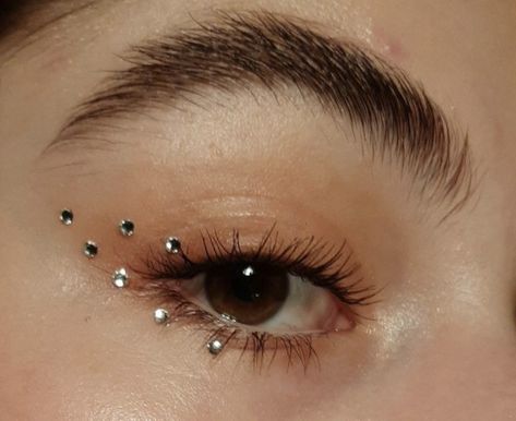 Make Up With Rhinestone, Rhinestone Liner, Eye Gems Makeup, Gem Eye Makeup, Makeup Euphoria, Euphoria Vibes, Gem Makeup, Euphoria Party, Applying Eyeshadow