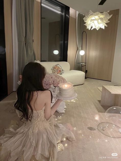 Faceless Birthday Photo, Bleach Renji, Gaun Abad Pertengahan, Cute Birthday Ideas, Today Is My Birthday, Cut Her Hair, Wallpapers Backgrounds, Gowns Of Elegance, Birthday Photoshoot