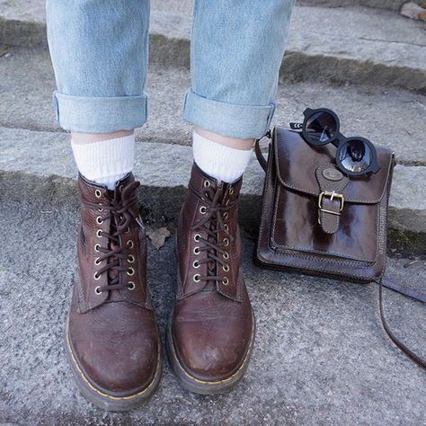 Share by @anhlacuaem - Album on Imgur Brown Dr Martens Outfit, Longbottom Family, Messy Academia, Brown Doc Martens Outfit, Doc Martens Boots Outfit, Fall Granola, Brown Doc Martens, Granola Vibes, Doc Martins Boots