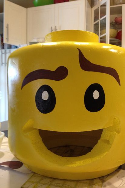 lego head How To Make A Lego Head Costume, Diy Lego Head Costume, Lego Head Diy, Lego Head Costume, Lego Costume Diy, Lego Halloween Costumes, Halloween Lego, Lego Costume, Lego Halloween