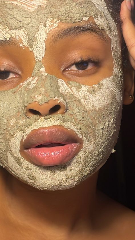 Skincare Black Women, Skin Motivation, Qasil Powder, Somali Beauty, Black Skincare, Clearing Acne, Face Mask Aesthetic, Skin Care Business, Black Skin Care