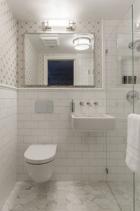 Small Bathrooms Brimming With Style and Function Gray And White Bathroom, White Bathroom Designs, White Subway Tile Backsplash, Small Bathroom Renovation, Small Space Bathroom, Bathroom Features, Geometric Floor, Small Remodel, Wall Mounted Toilet