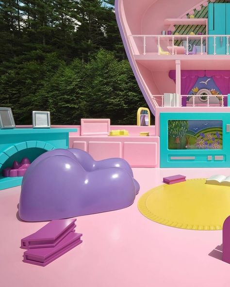 @airbnb is embracing 90s nostalgia with a life-size Polly Pocket house in Littleton, Massachusetts, part of their Icon Series. The house is modeled after the classic Mattel toy, featuring full-scale furniture and mock-up clothing. For sleeping arrangements, a life-sized “Action Park Tent” is set up next to the house. Starting August 21, you can book a one-night stay from September 12-14, with only three available nights! Lit or Lame ⁉️ — Follow: @trendsetterstyle_ for Daily Fashion/Streetwe... Polly Pocket House, Action Park, Air B And B, August 21, 90s Nostalgia, Polly Pocket, Stay The Night, Toy Boxes, Life Size