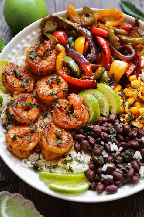 Shrimp Fajita bowl with bell peppers, red onions, black beans, corn, rice, and lime slices. Shrimp Fajita Bowl, Shrimp Fajita Recipe, Corn And Rice, Corn Rice, Black Beans Corn, Shrimp Fajitas, Healthy Bowls Recipes, Fresh Eats, Fajita Bowls