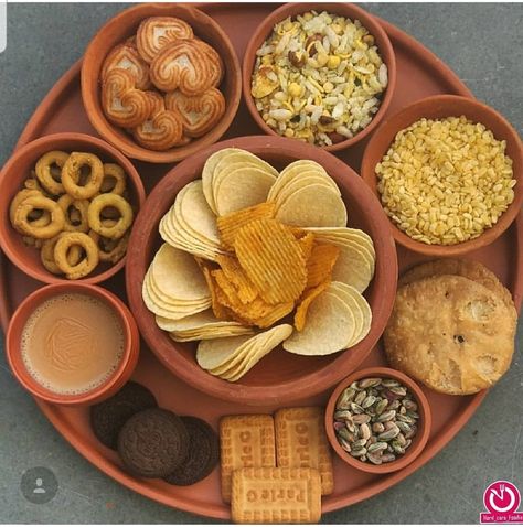 Indian Fast Food, Variety Food, Diwali Food, Catering Ideas Food, Vegetarian Snacks Recipes, Healthy Food Dishes, Delicacy Food, Easy Food Art, Tea Time Snacks