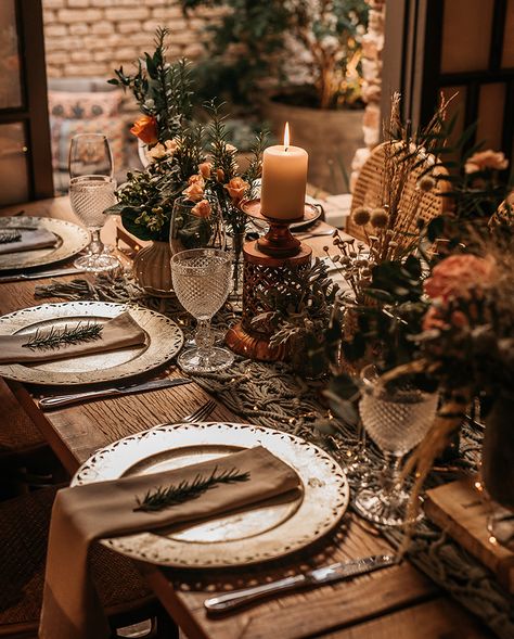 Bohemian Christmas Table Setting, Boho Christmas Table Setting, Boho Chic Table Setting, Boho Christmas Table, Bolo Boho, Natal Boho, Table Setting Design, Winter Table Decor, Friendsgiving Dinner Party