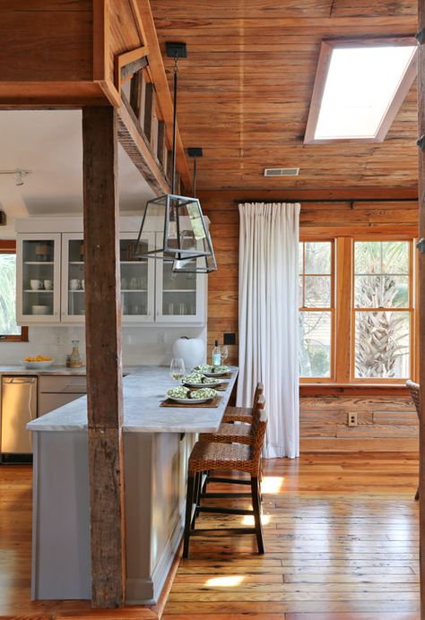 Beach Style Kitchen, Kitchen Peninsula, Cottage Dining Rooms, Rustic Kitchen Island, Rustic Kitchen Design, Cabin Kitchens, Kitchen And Dining Room, Open Kitchen, Log Homes