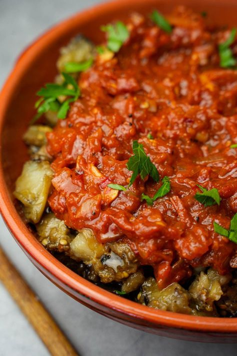 Eggplant Shakshuka Recipe, Turkish Tomato Sauce, Eggplant In Tomato Sauce, Eggplant Turkish Recipe, Musaka Recipe Eggplant, Vegan Turkish Recipes, Turkish Eggplant Recipes, Turkish Shakshuka, Turkish Dinner Recipes