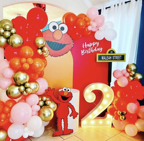 Cocomelon Christmas Birthday Party, Elmo Birthday Backdrop, Elmo Party Ideas Decoration, Elmo Backdrop Ideas, Elmo Backdrop, Elmo Balloon Arch, Elmo Birthday Decorations, Elmo Birthday Party Girl 2nd, Elmo Balloon Garland