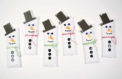 snowman candy bars wrappers 10 Snowman Candy Bar, Kids Animal Party, Snowman Jokes, Make Snowman, Class Christmas Gifts, Diy Snowman Decorations, Candy Cane Cards, Candy Gifts Diy, Chocolate Bar Wrapping