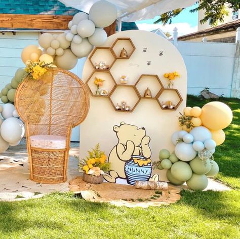 Winnie Baby Shower Ideas, Winnie Pooh Birthday Decoration, Winnie The Pooh Gender Reveal Decor, Winnie The Pooh Balloon Backdrop, Winnie The Pooh Baby Shower Backdrop, Vintage Winnie The Pooh Dessert Table, Pooh Birthday Decorations, Winnie The Pooh Balloon Arch, Baby Shower Pooh Bear