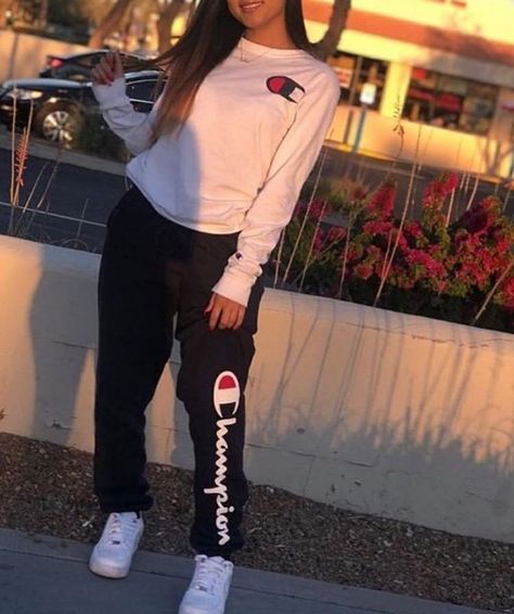 Champion Outfit, 2019 Outfits, Champion Clothing, Teenage Outfits, Trendy Swimwear, Chill Outfits, Outfit Trends, Baggy Pants, Teenager Outfits