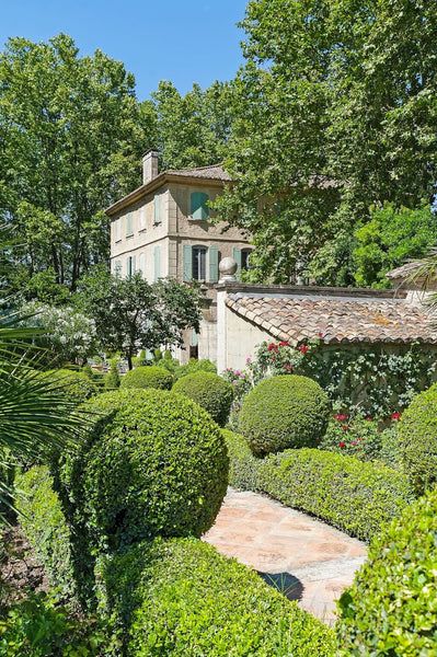 French garden design ideas that are beyond beautiful – Chez Pluie French Garden Design, European Farmhouse, French Country Design, Bedroom Decorating Ideas, Mediterranean Garden, French Cottage, French Garden, French Chateau, Provence France