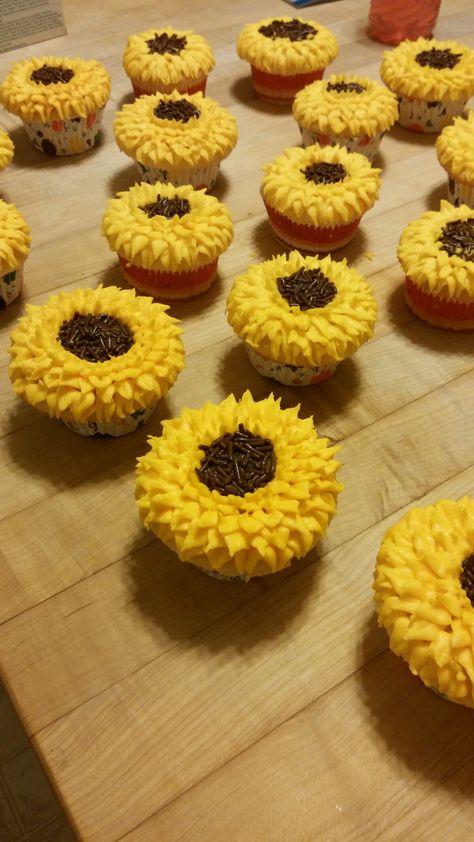 Sunflower Cupcakes, Not Bad, Cup Cakes, Cakes And More, Cake Pops, Super Easy, Cupcake, Sunflower, Cake