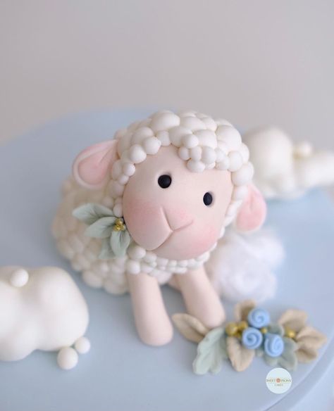 Sheep Fondant, Animal Fondant, Barnyard Cake, Peony Cake, Sweet Tables, Fondant Cake Toppers, Cake Decor, Sweet Table, Fondant Cake