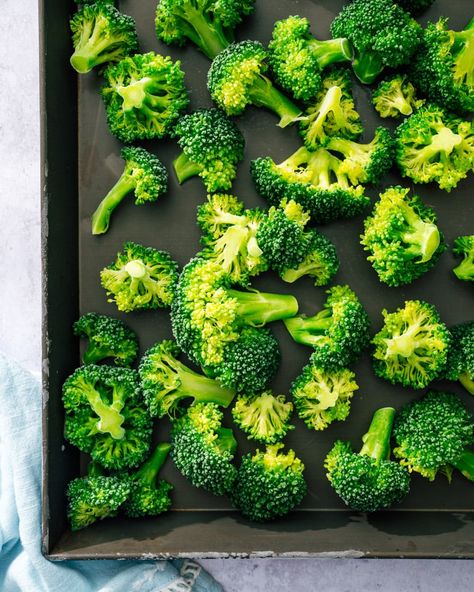 Here’s how to freeze broccoli! This quick trick preserves this fresh vegetable until you're ready to use it. #freeze #howtofreeze #freezebroccoli #howtofreezebroccoli #broccoli