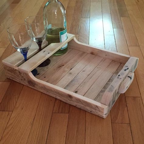 Wine serving Tray made from select pallets with wood handles, one coat polyurethane What To Build With Scrap Wood, Pallet Trays Ideas, Wooden Trays Diy, Wood Trays Diy, Wine Tray Ideas, Small Pallet Projects Diy, Wooden Tray Ideas, Wood Tray Ideas, Serving Tray Ideas