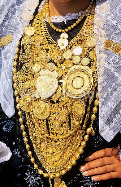 Golden necklaces. Our Lady of Agony festivities. Viana do Castelo, Portugal Portugal Culture, Portuguese Culture, Golden Necklace, Mode Abaya, Filigree Jewelry, Black Bride, Folk Costume, World Cultures, Ethnic Jewelry