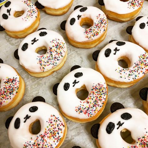 Fun Donut Ideas, Easy Donut Decorating Ideas, Cute Donut Decorating Ideas, Panda Desserts, Donuts Decorating Ideas, Doughnut Decorations, Panda Donut, Panda Food, Donut Decorating Ideas