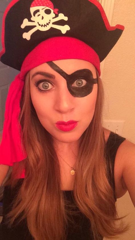 DIY Pirate makeup for my Halloween costume! Line your eyes with eye liner, including water line. Then add black paint around eye with a small makeup brush. Super easy! Pirate Makeup, Maquillage Halloween Simple, Diy Pirate, Girl Pirates, Derby Girl, Face Painting Easy, Pirate Day, Kids Makeup, Toddler Costumes