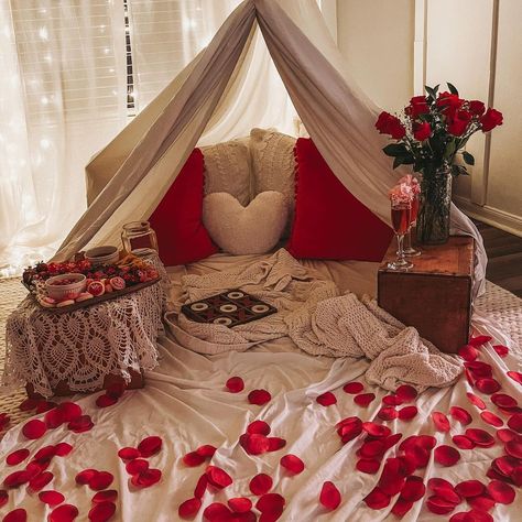 Romantic Home Dates, Romantic Valentines Day Ideas, Valentines Date Ideas, At Home Dates, Day Date Ideas, Valentines Surprise, Romantic Date Night Ideas, At Home Date, Romantic Surprise