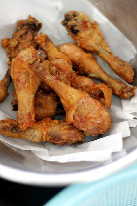 fried-chicken// doesn't use flour just a tbl of corn starch which is carby but spread over 2 lbs of chicken legs so no biggie. traci Filipino Fried Chicken Recipe, Filipino Fried Chicken, Dinner Asian, Pinch Of Yum, Filipino Dish, Filipino Recipe, Filipino Foods, Filipino Cuisine, Filipino Dishes