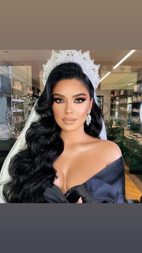 Crown Wedding Hairstyle, Wedding Hairstyles Latina, Brides With Crowns, Latina Wedding Hairstyles, Long Sleeve Dress Hairstyles, Wedding Hair With Crown And Veil, Latina Bridal Makeup, Bride Black Hair, Latina Wedding Makeup