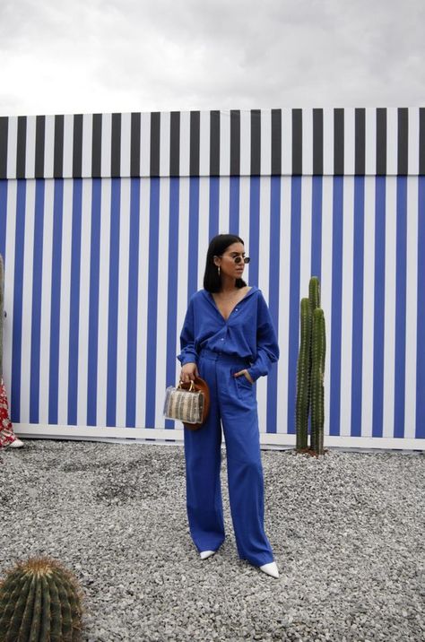 Blue Trousers Street Style, Cobalt Blue Summer Outfit, Royal Blue Monochromatic Outfit, Electric Blue Trousers Outfit, Blue Outfit Editorial, Monochrome Blue Outfit, Monochromatic Blue Outfit, Cobalt Blue Street Style, Blue Monochromatic Outfit