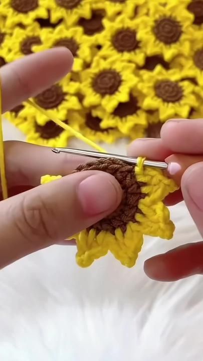 Corak Krusye, Projek Mengait, Seni Dan Kraf, Gift Crochet, Crochet Design Pattern, Crochet Sunflower, Beginner Crochet Projects, Pola Sulam, Crochet Stitches For Beginners